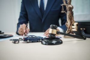 Man in a suit at a desk offering car sales, online insurance, car loans, and free legal consultations on automotive issues.